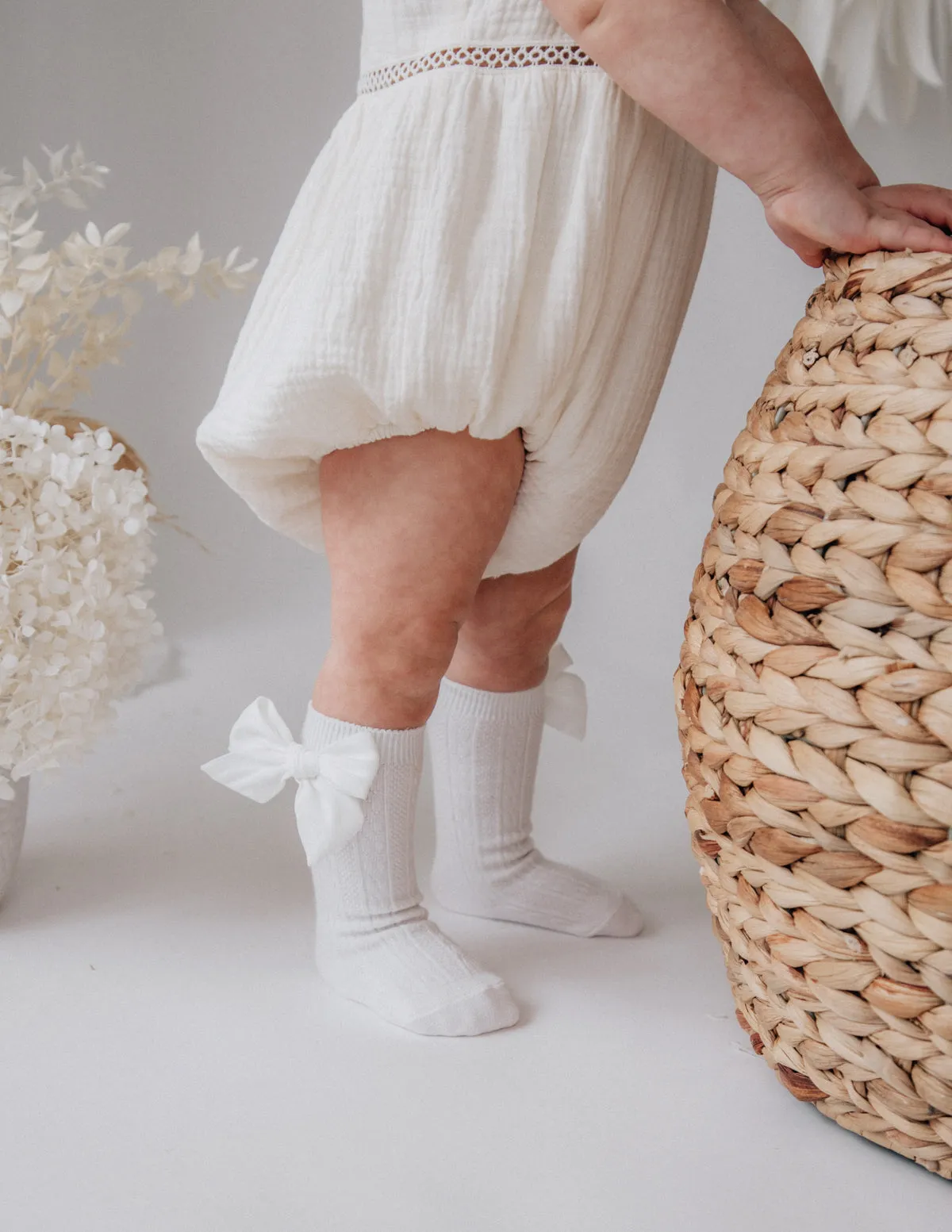 Knee-high Luxe Cable Knit Socks with Bows - White