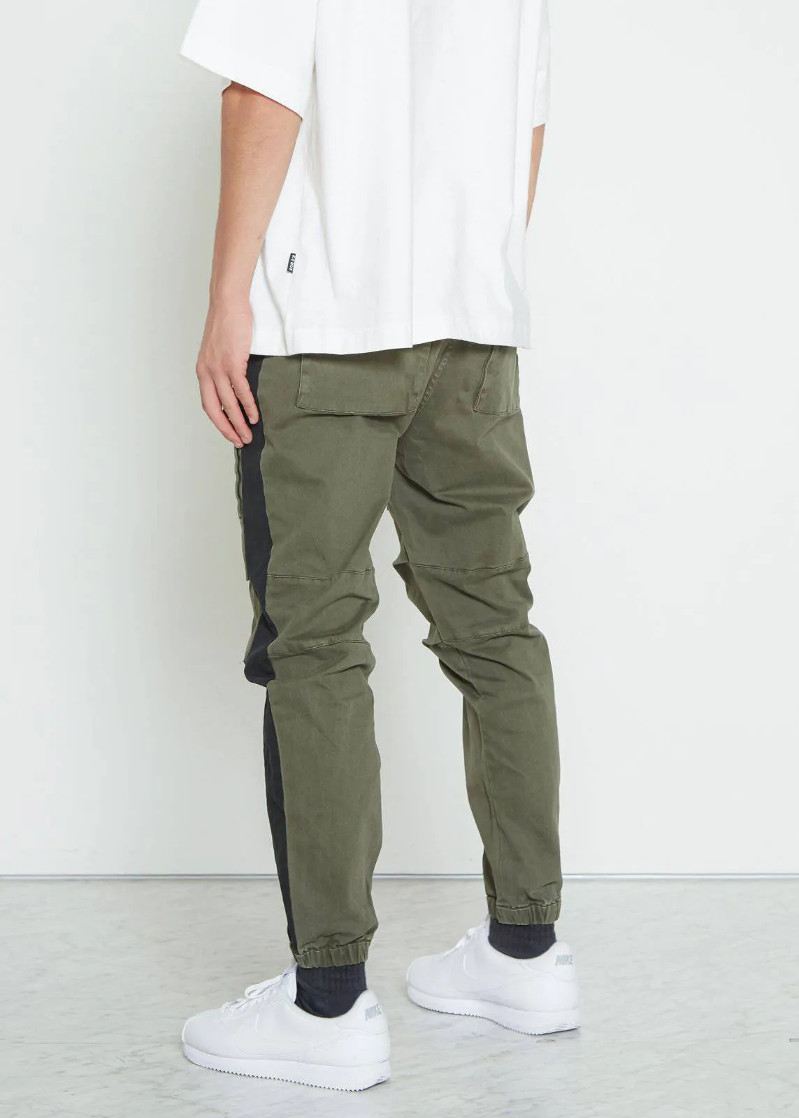 Konus Men's Woven Jogger with Tape in Olive