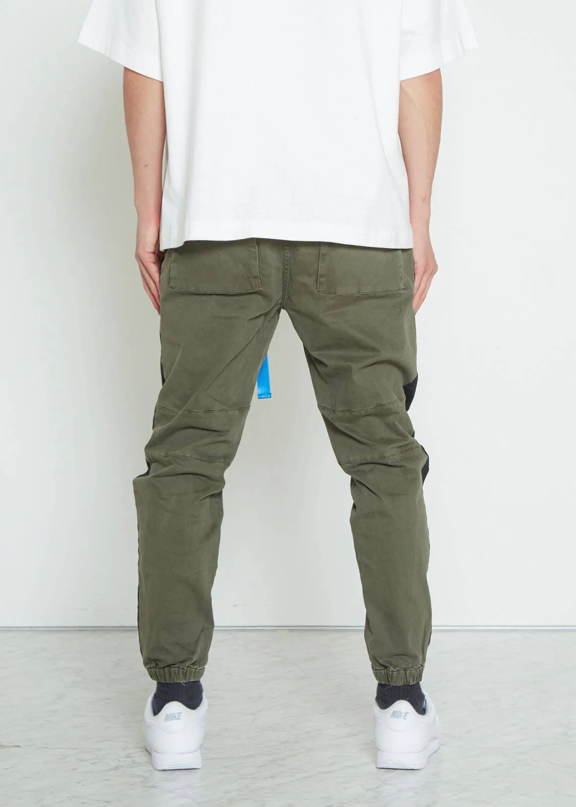 Konus Men's Woven Jogger with Tape in Olive